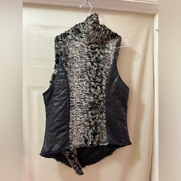 Dolce Cabo Faux Fur Vest – Women’s Medium – Y2K Style Zip Up or Open Front - Picture 6 of 8